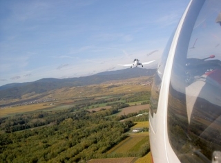  La tierra vista desde el cielo desde un planeador 